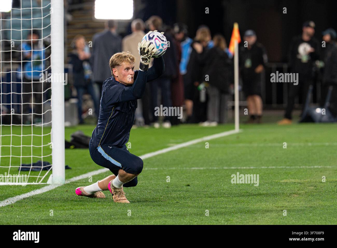 Tottenham-Torwart Antonin Kinsky wärmt sich vor dem Spiel Chelsea FC gegen Tottenham Hotspur beim Sydney Super Cup am 1. August 2026 im Accor Stadium auf Stockfoto