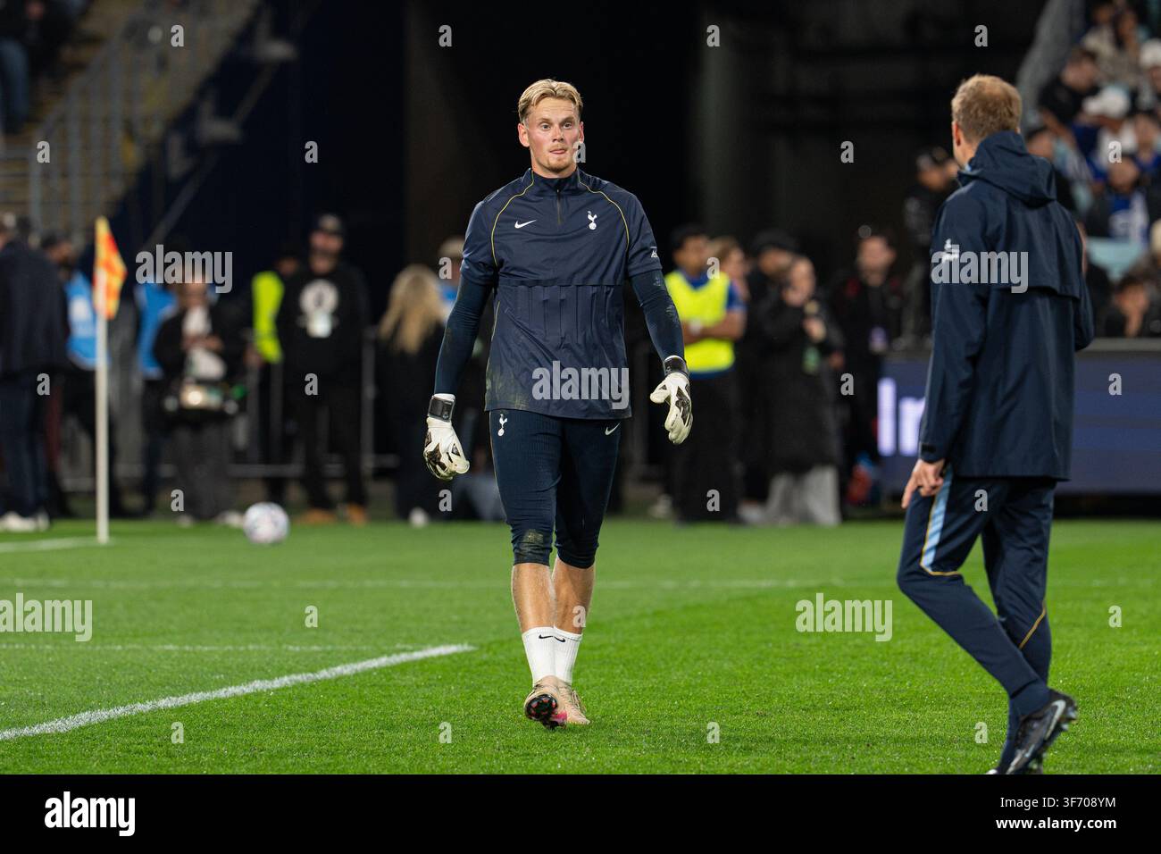 Tottenham-Torwart Antonin Kinsky wärmt sich vor dem Spiel Chelsea FC gegen Tottenham Hotspur beim Sydney Super Cup am 1. August 2026 im Accor Stadium auf Stockfoto