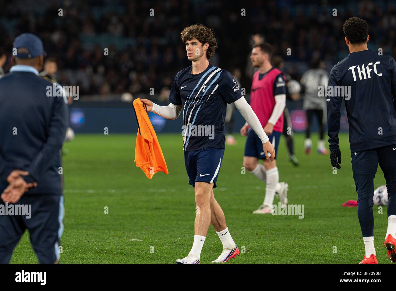 Tottenham-Kapitän Archie Gray wärmt sich vor dem Spiel Chelsea FC gegen Tottenham Hotspur beim Sydney Super Cup am 1. August 2026 im Accor Stadium auf Stockfoto