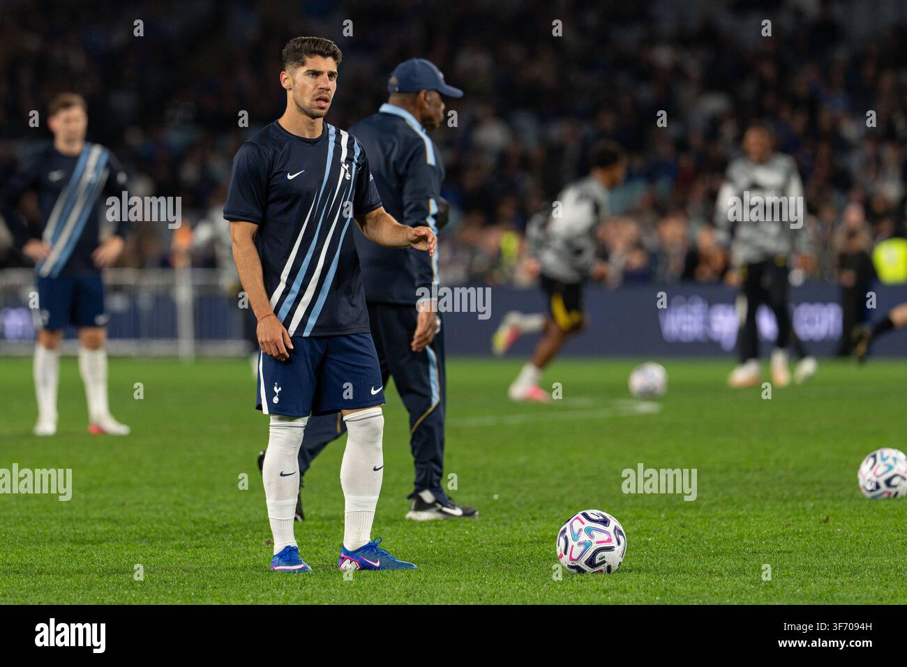Manor Solomon von Tottenham wärmt sich vor dem Spiel Chelsea FC gegen Tottenham Hotspur Sydney Super Cup am 1. August 2026 im Accor Stadium auf Stockfoto