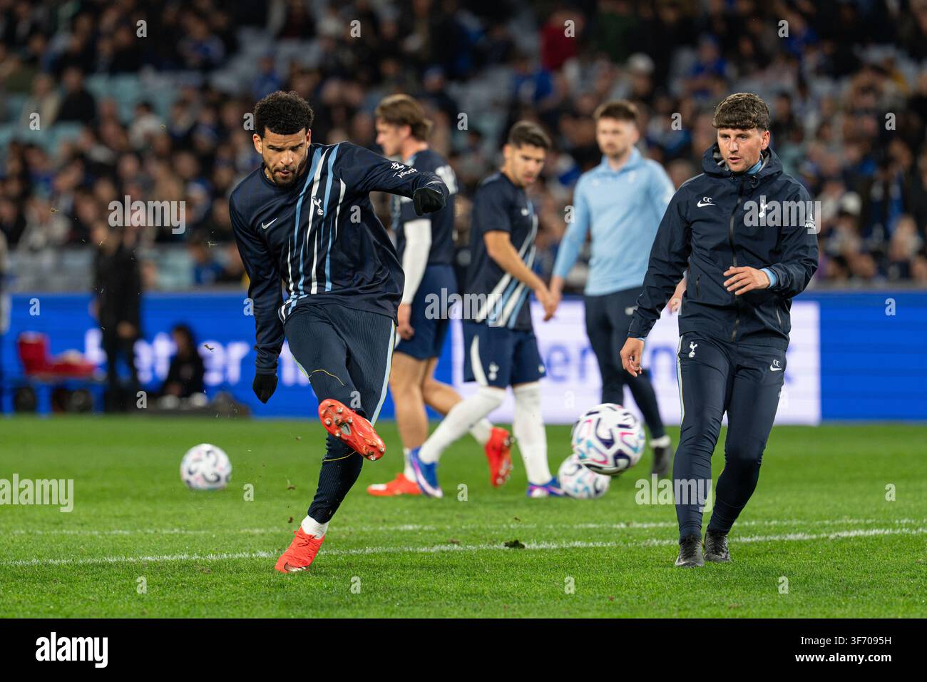Dominic Solanke von Tottenham wärmt sich vor dem Spiel Chelsea FC gegen Tottenham Hotspur im Sydney Super Cup am 1. August 2026 im Accor Stadium auf Stockfoto