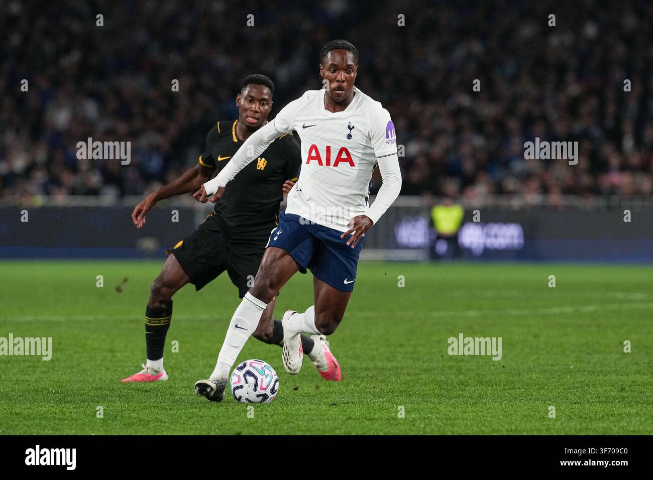 Mathys Tel von Tottenham kontrolliert den Ball während des Spiels Chelsea FC gegen Tottenham Hotspur beim Sydney Super Cup am 1. August 2026 im Accor Stadium Stockfoto
