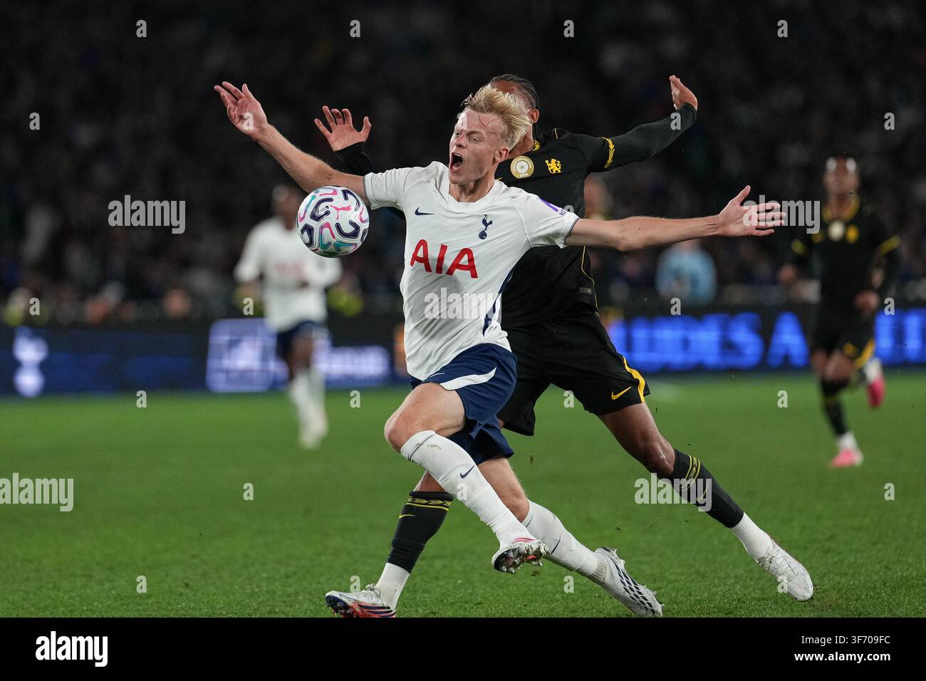 Jan Paul van Hecke von Tottenham unter Druck während des Spiels Chelsea FC gegen Tottenham Hotspur im Sydney Super Cup am 1. August 2026 im Accor Stadium Stockfoto