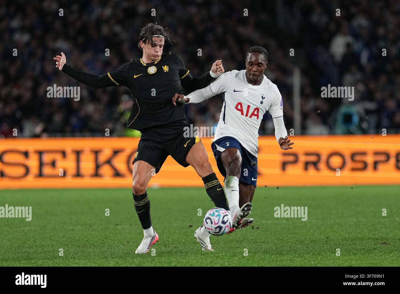 Marco Palestra von Chelsea und Mathys Tel von Tottenham kämpfen um den Ball während des Chelsea FC gegen Tottenham Hotspur Sydney Super Cup Spiel am 1. Aug Stockfoto