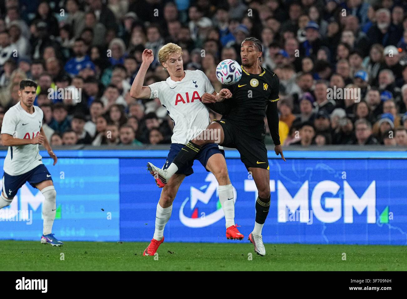 Lucas Bergvall von Tottenham und Joao Pedro von Chelsea kämpfen um den Ball während des Spiels Chelsea FC gegen Tottenham Hotspur im Sydney Super Cup am 1. August Stockfoto
