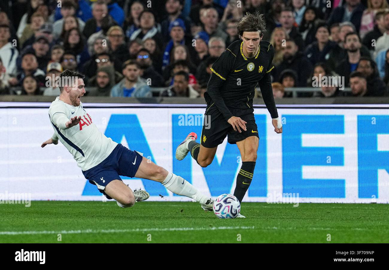 Andy Robertson von Tottenham klärt den Ball während des Spiels Chelsea FC gegen Tottenham Hotspur im Sydney Super Cup am 1. August 2026 im Accor Stadium Stockfoto