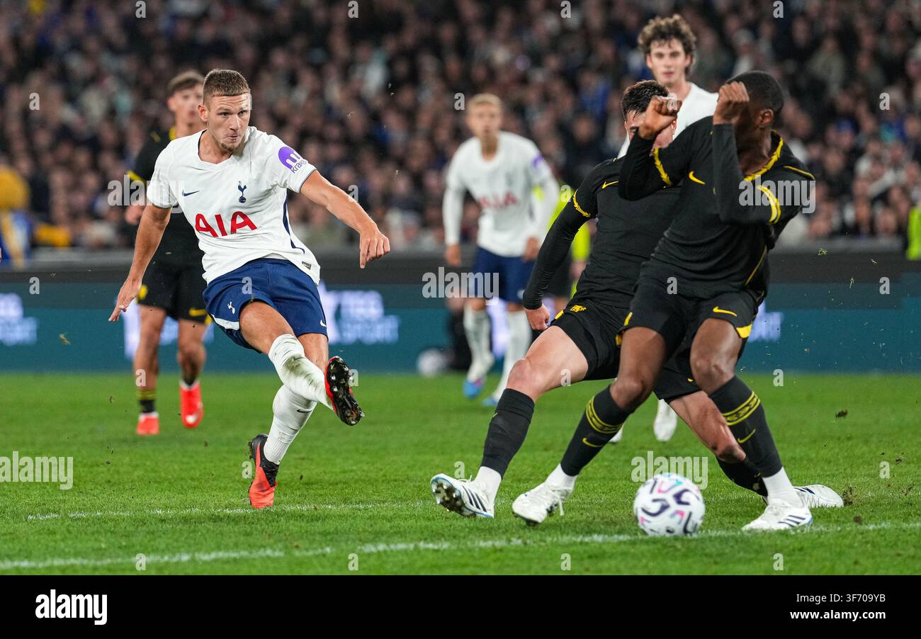 Jamie Donley von Tottenham schießt während des Spiels Chelsea FC gegen Tottenham Hotspur beim Sydney Super Cup am 1. August 2026 im Accor Stadium aufs Tor Stockfoto