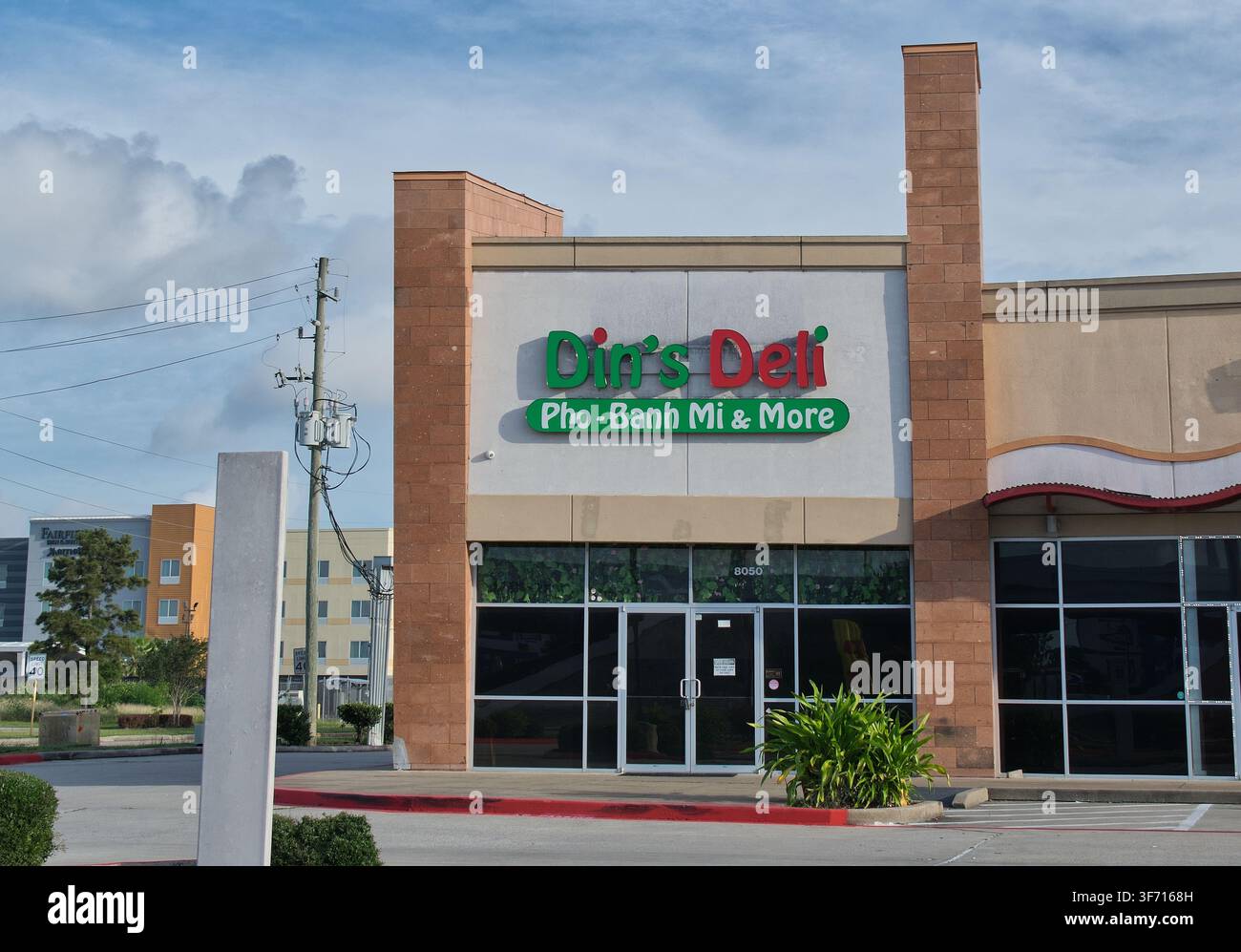Houston, Texas USA 05-31-2026: Dins Deli vietnamesisches Restaurantgeschäftsfront exterior. Stockfoto