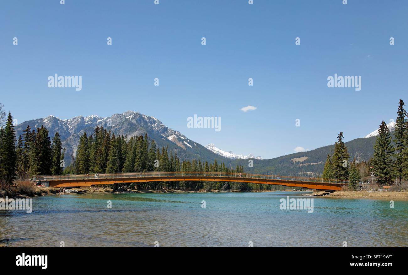Nancy-Pauw-Brücke im Banff-Nationalpark, Kanada. Die Fußgängerbrücke über den Bow River bietet Panoramablicke auf die umliegenden Rocky Mountains. Stockfoto