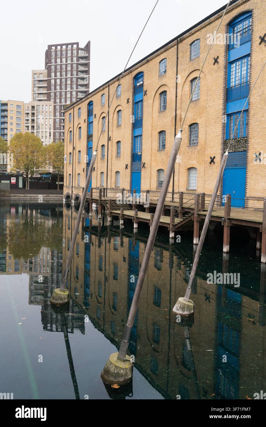 Das historische Lagerhaus am Londoner Dock spiegelt sich im Wasser wider und verbindet erhaltenes industrielles Erbe mit modernem Stadtleben. Stockfoto