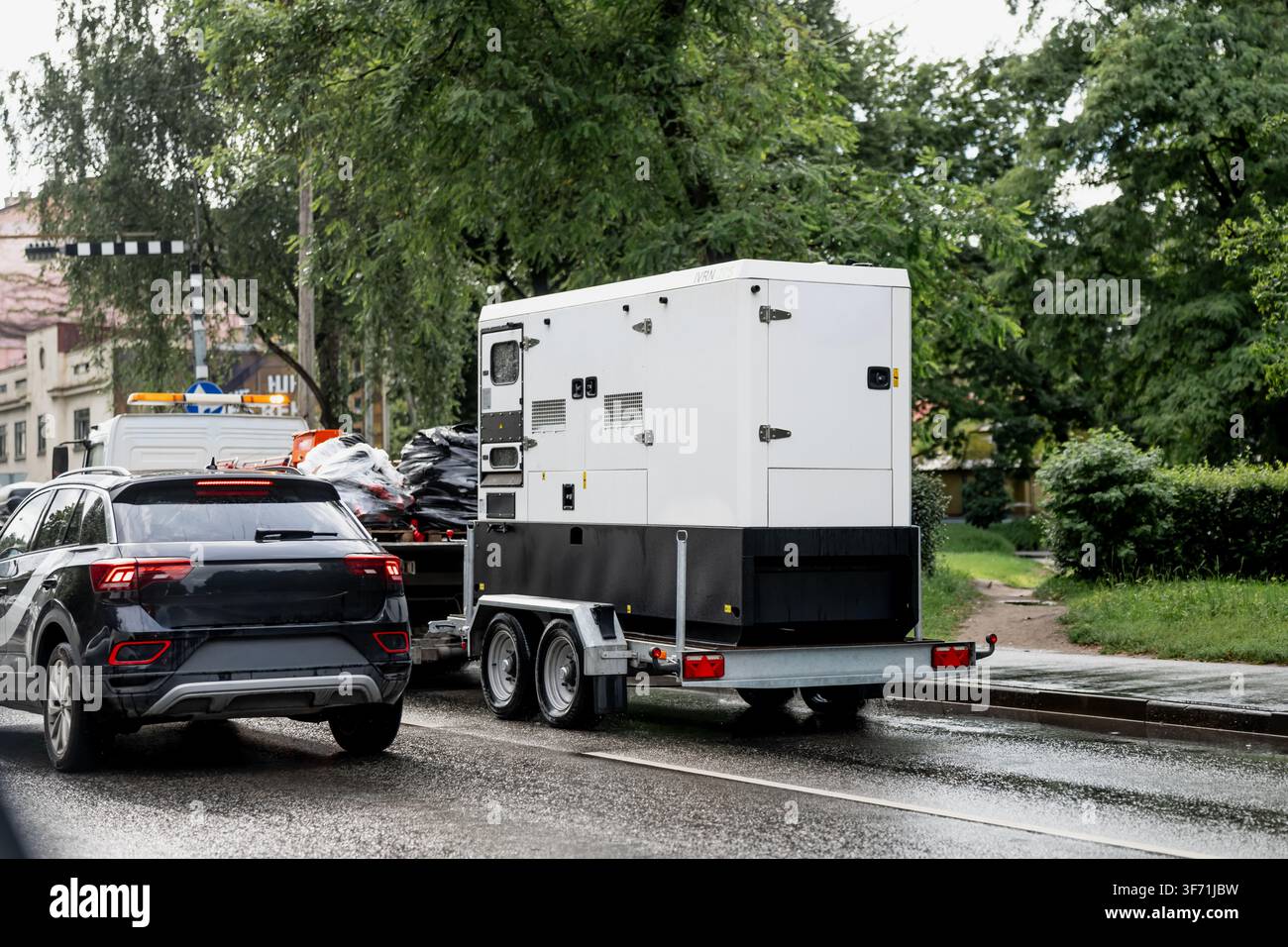 Mobile Dieselgenerator-Einheit in schalldichtem akustischem Gehäuse, verladen auf einem zweiachsigen Nutzfahrzeuganhänger für den Notstrom-Einsatz Stockfoto