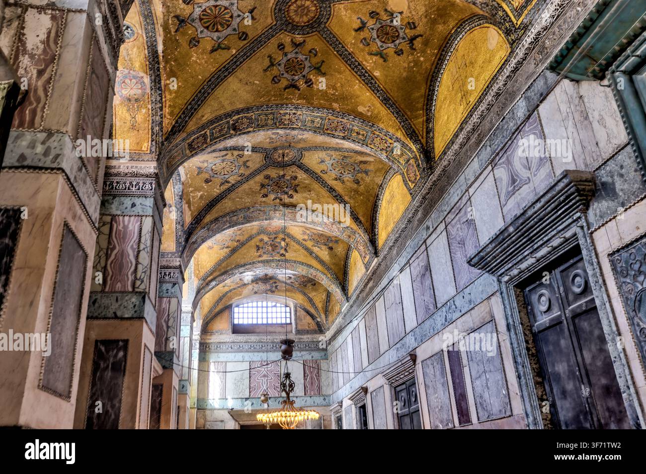 Innenkuppel und islamische Kalligrafie in der Hagia Sophia in Istanbul, Türkiye. Stockfoto