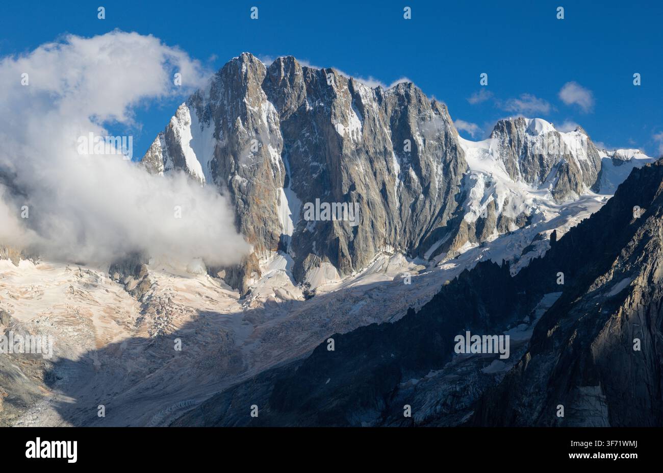 Der Grand Jorasses ist im Abendlicht am Höhepunkt. Stockfoto
