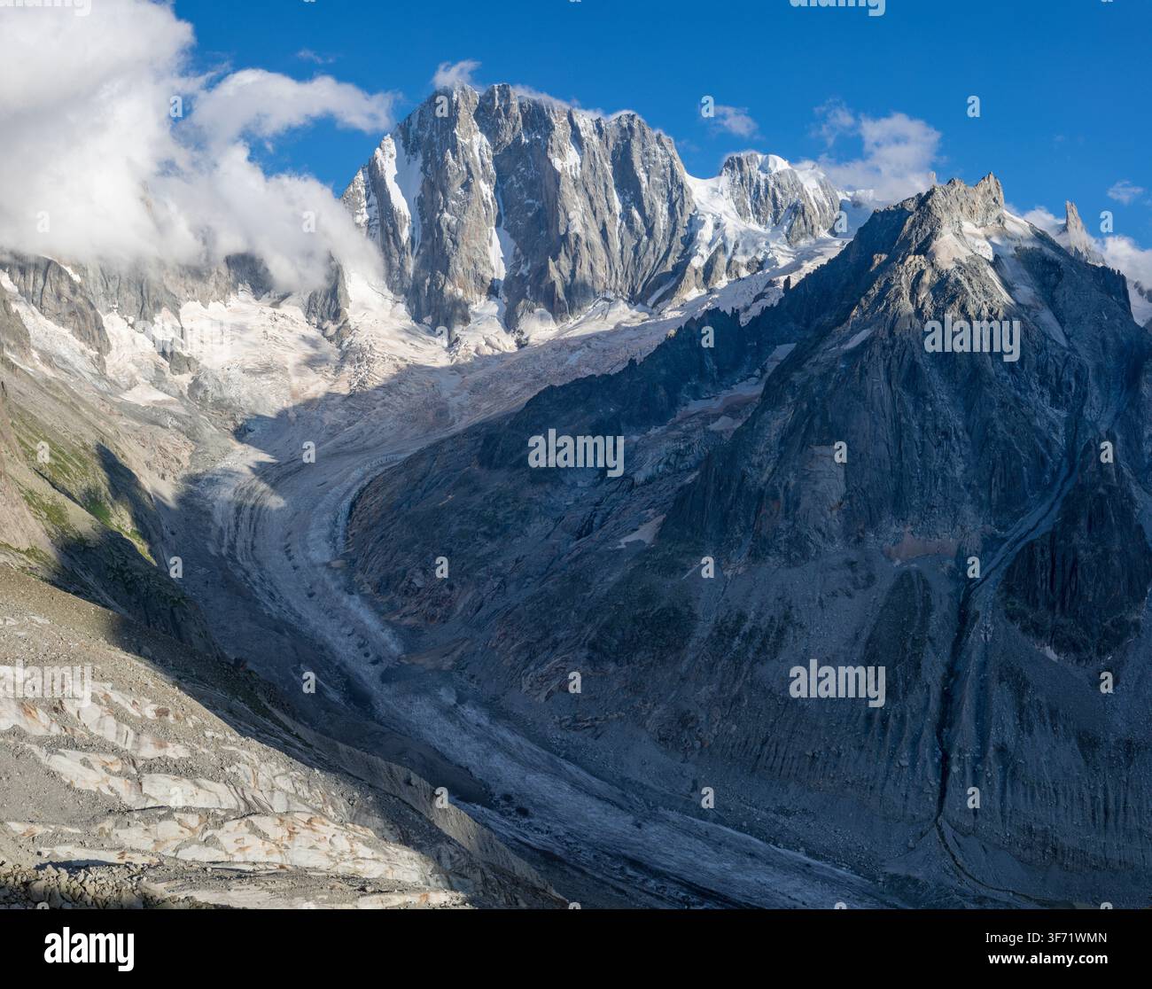 Der Grand Jorasses ist im Abendlicht am Höhepunkt. Stockfoto