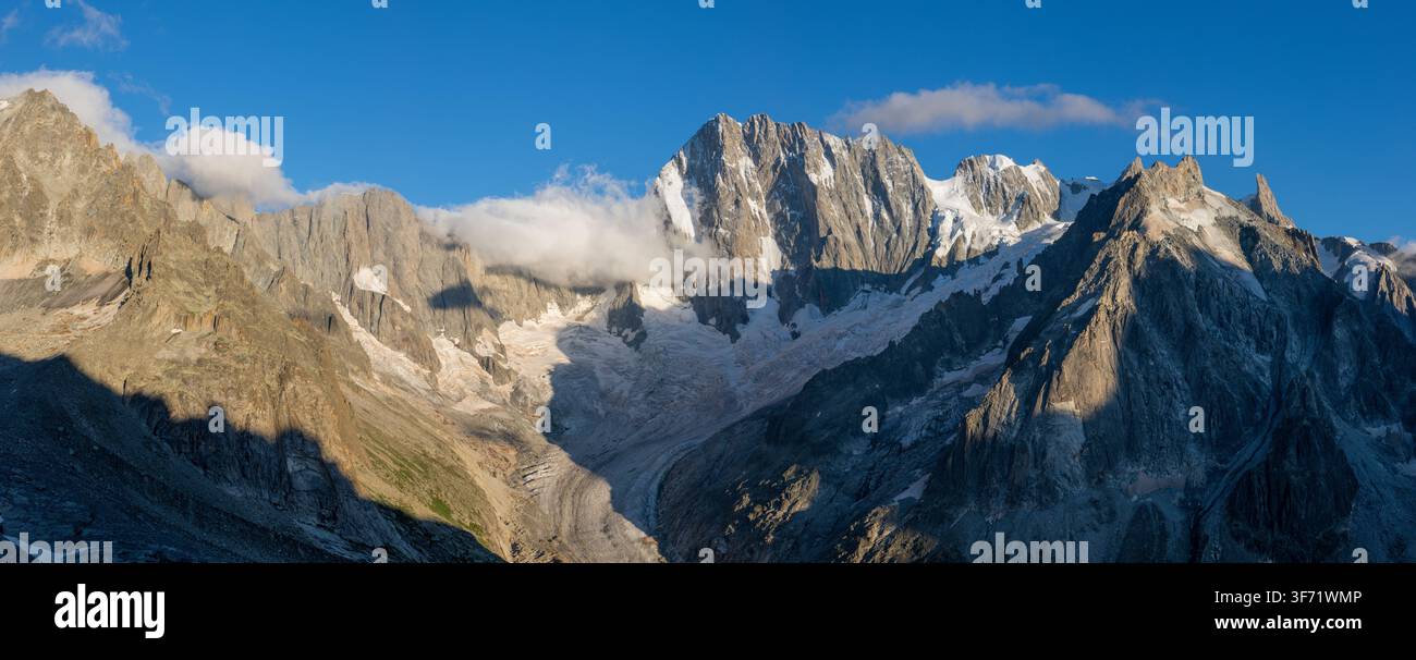 Der Grand Jorasses ist im Abendlicht am Höhepunkt. Stockfoto