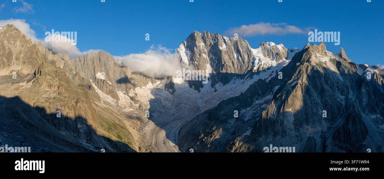 Der Grand Jorasses ist im Abendlicht am Höhepunkt. Stockfoto