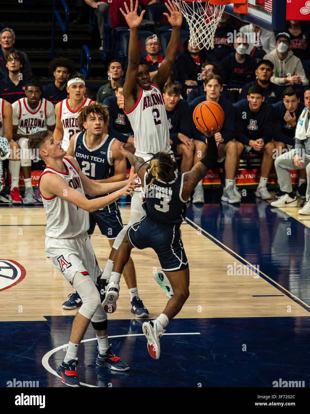 Tucson, Arizona - November 2022: Ein Basketballspieler der Arizona Wildcats versucht einen umkämpften Wurf in der Nähe des Korbs gegen Verteidiger von Utah Tech. Stockfoto