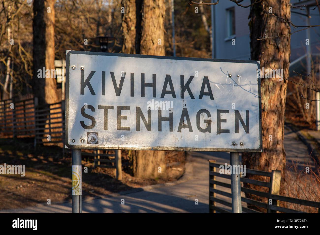 Schild des Kivihaka-Bezirks, der in der Abendsonne in Helsinki, Finnland, badet Stockfoto