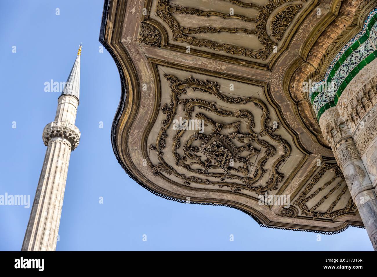 Versiertes imperiales Pavillon-Dach und Minarett am Topkapı-Palastmuseum in Istanbul, Türkiye. Stockfoto
