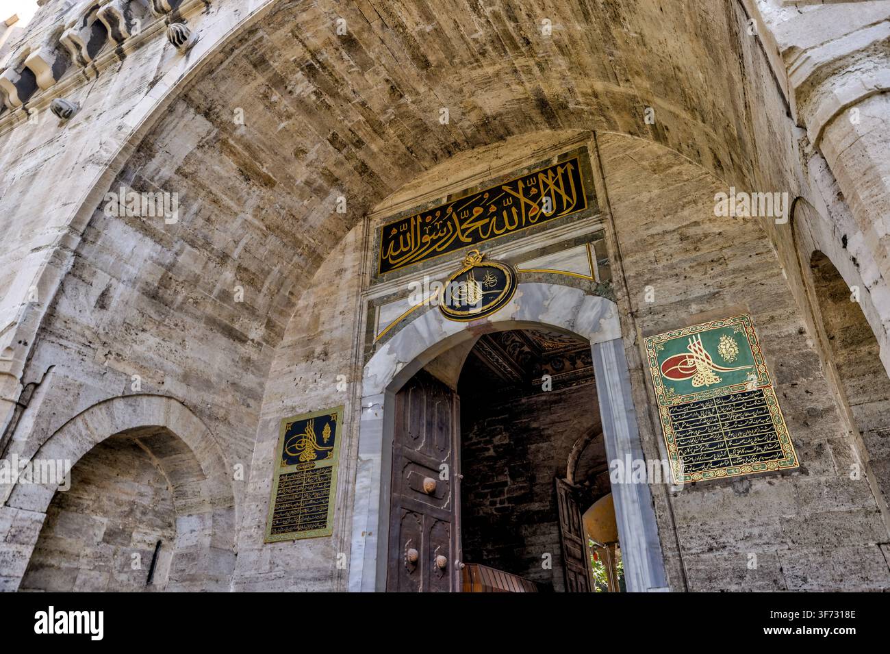 Verschnörkelte dekorierte Decke und vergoldete Innendetails im Topkapı-Palastmuseum in Istanbul, Türkiye. Stockfoto