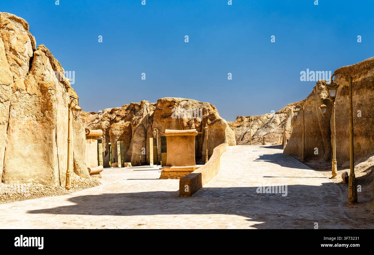 Der Eingangsweg und die Schriftrollen-Skulpturen bei der Touristenattraktion Land der Zivilisationen auf dem Berg Al Qarah in Al Ahsa, Saudi-Arabien. Stockfoto
