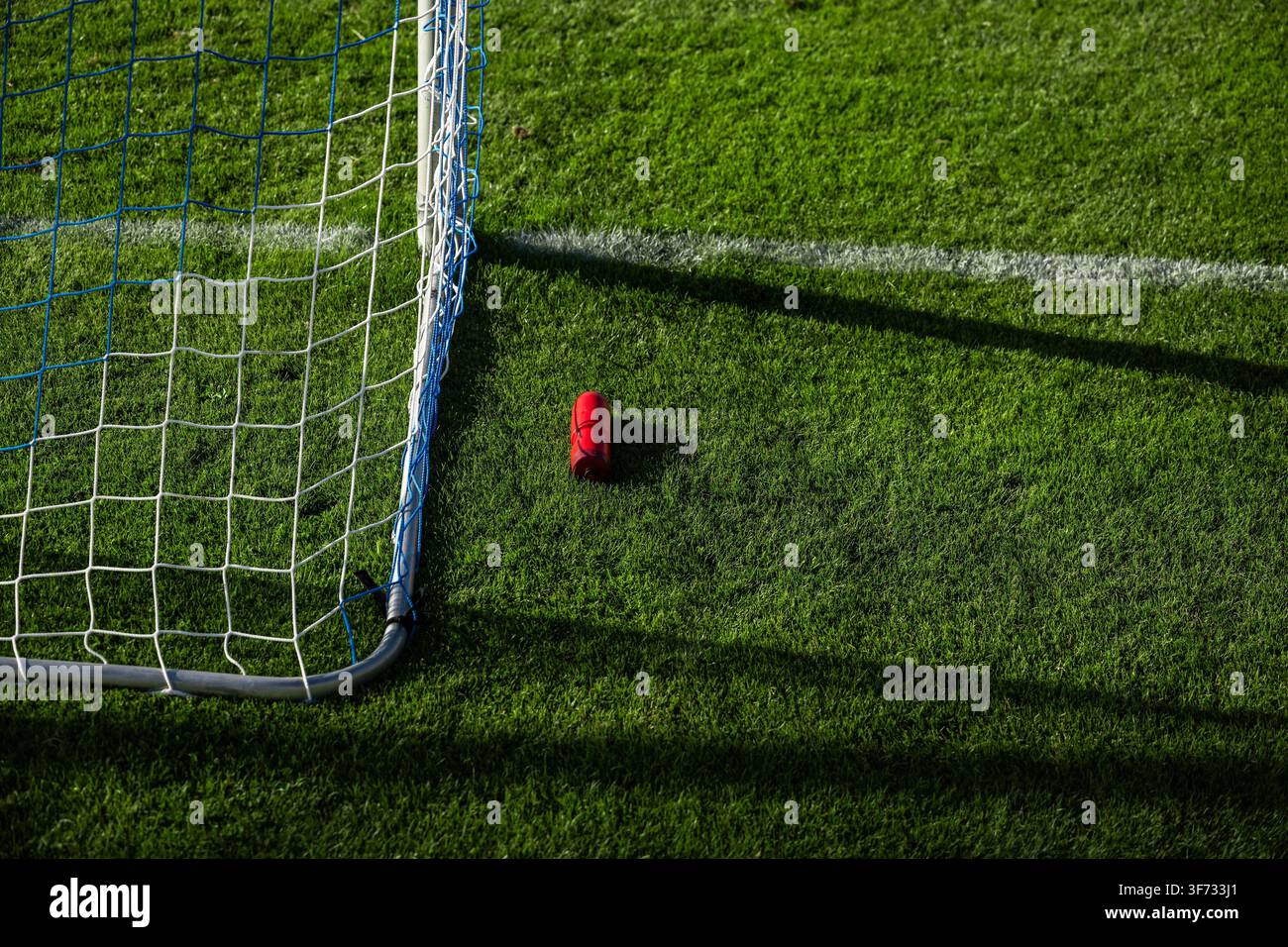 (c) Christian Mueller - 24.07.26, Testspiel, Sparkasse Arena Zwettl in Zwettl / Österreich - SK Rapid - SK Dynamo Ceske Budejovice. Bild zeigt eine rote Wasserflasche neben dem Tor. Foto: Christian Mueller Stockfoto