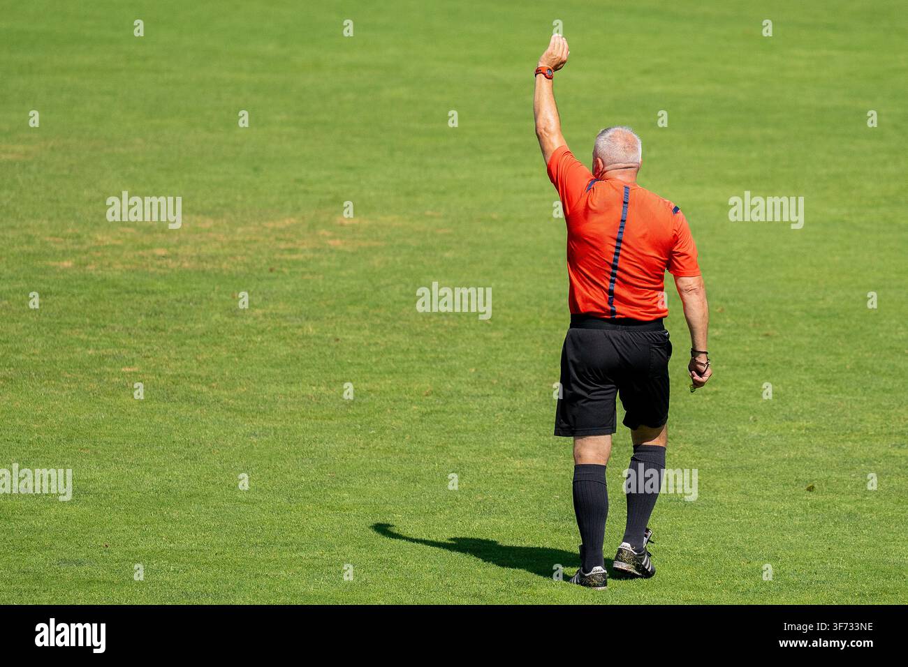 (c) Christian Mueller - 27.06.26, Testspiel, Schubert Stadion in Melk / Österreich - Blau-Weiss Linz/Kleinmünchen vs SK Rapid. Bild zeigt einen älteren Schiedsrichter, der mit der Hand signalisiert. Foto: Christian Mueller Stockfoto