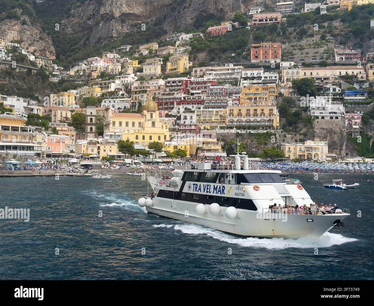 Die Travelmar-Passagierfähre Sirius fährt an der farbenfrohen Hügelstadt Positano an der Amalfiküste in Kampanien, Süditalien, im Sommer vorbei. - Smartphone-aufgenommenes Stockfoto