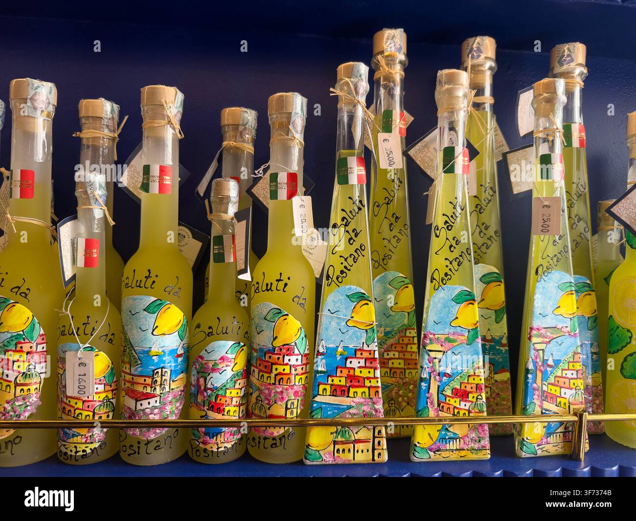 Handbemalte Flaschen lokal produzierter Limoncellos mit Positano-Motiven zum Verkauf in einem Geschäft an der Amalfiküste, Kampanien, Süditalien. - Smartphone-aufgenommenes Stockfoto
