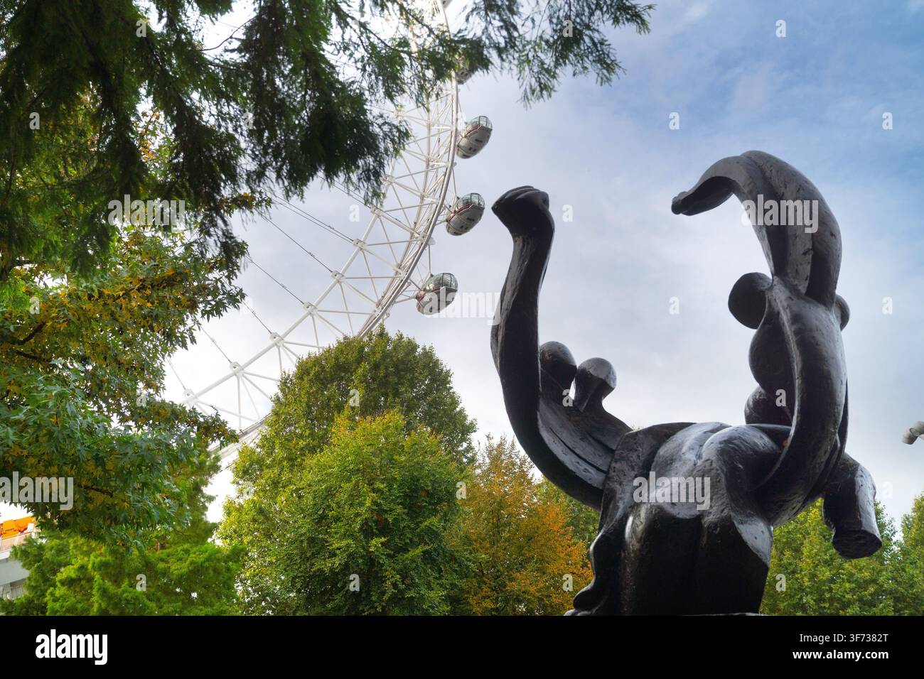 Die Skulptur der All-England Netball Association in den Jubilee Gardens, London, erinnert an das Silberjubiläum von 1977 unter dem London Eye. Stockfoto