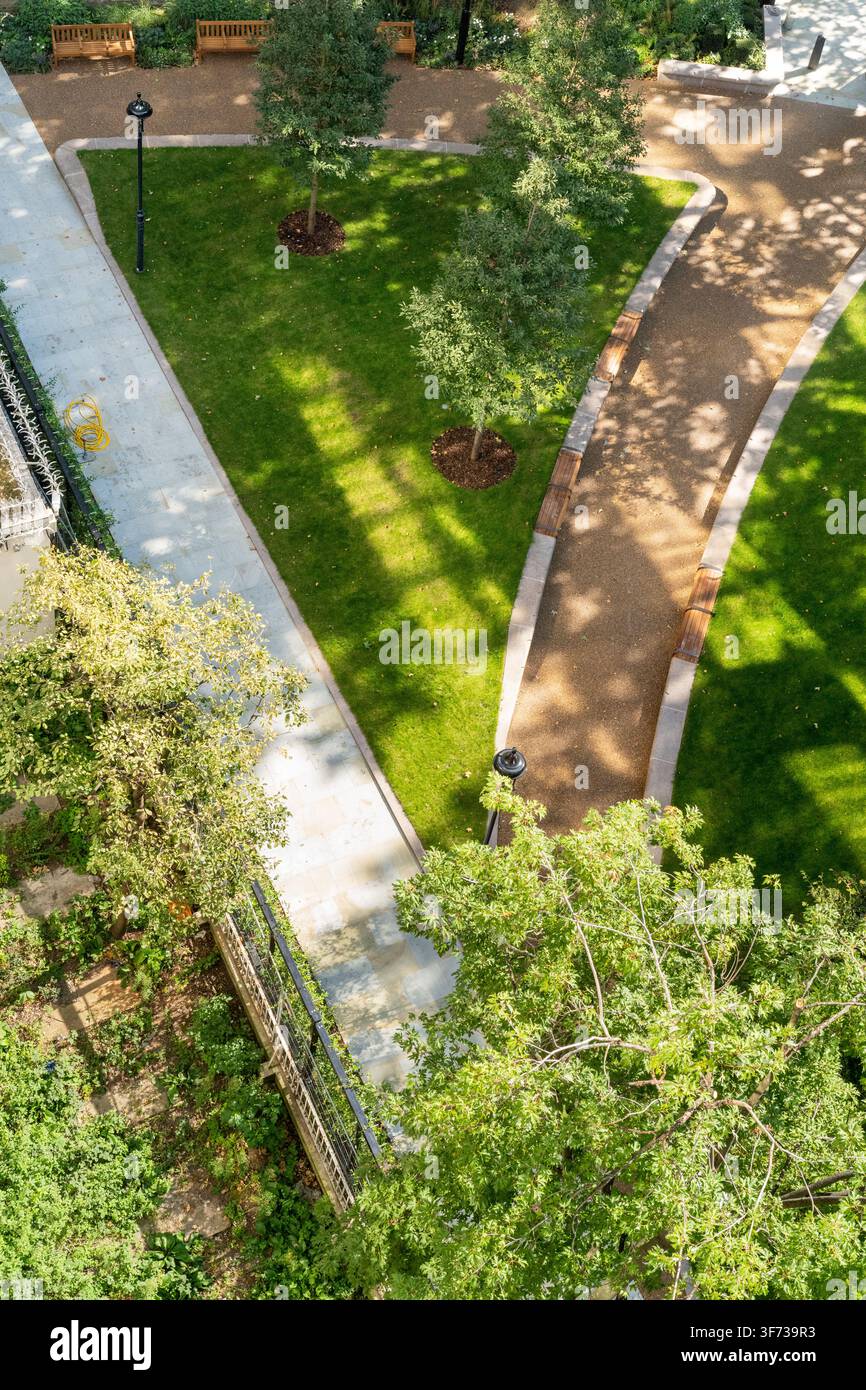Besucher entspannen sich im ruhigen Christchurch Garden, einem öffentlichen Park am historischen Standort Christ Church Greyfriars in London. Stockfoto