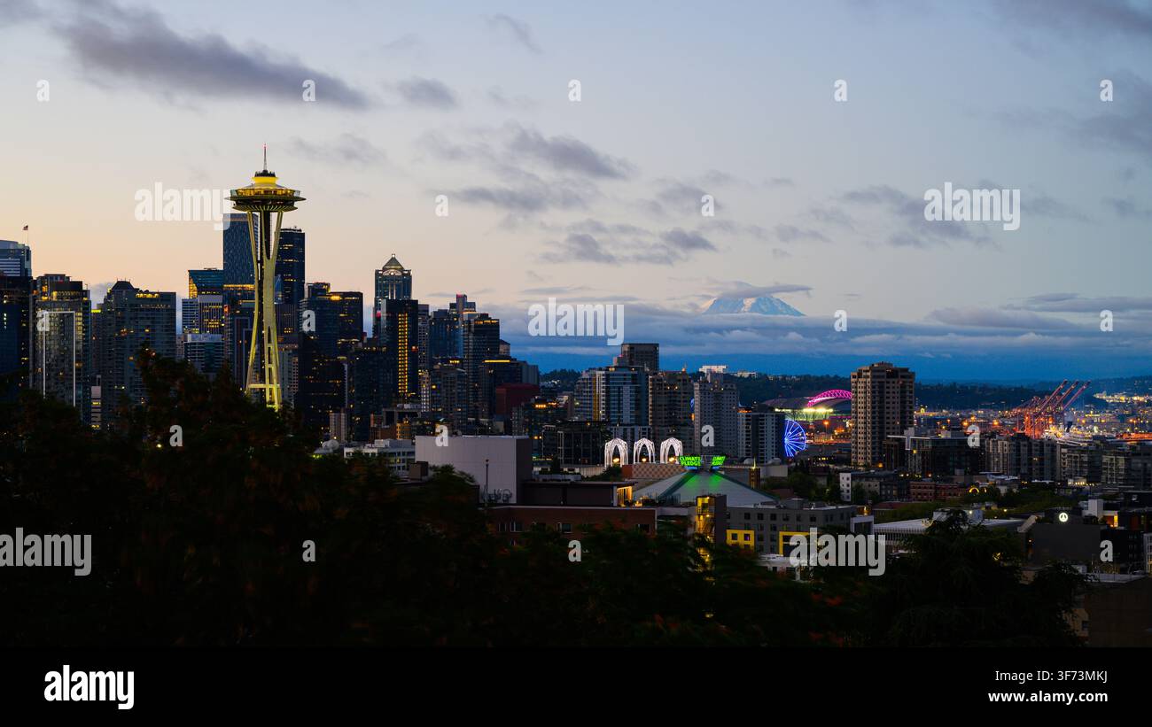 Seattle – 1. August 2026; Morgendämmerung über der Innenstadt von Seattle mit Mount Rainier und Wahrzeichen Stockfoto