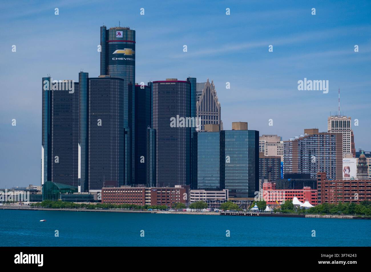 Das General-Motors-Renaissance-Zentrum dominiert die Skyline von Detroit und steht auffällig entlang des Detroit River. Dieser Komplex aus miteinander verbundenen Wolkenkratzern Stockfoto