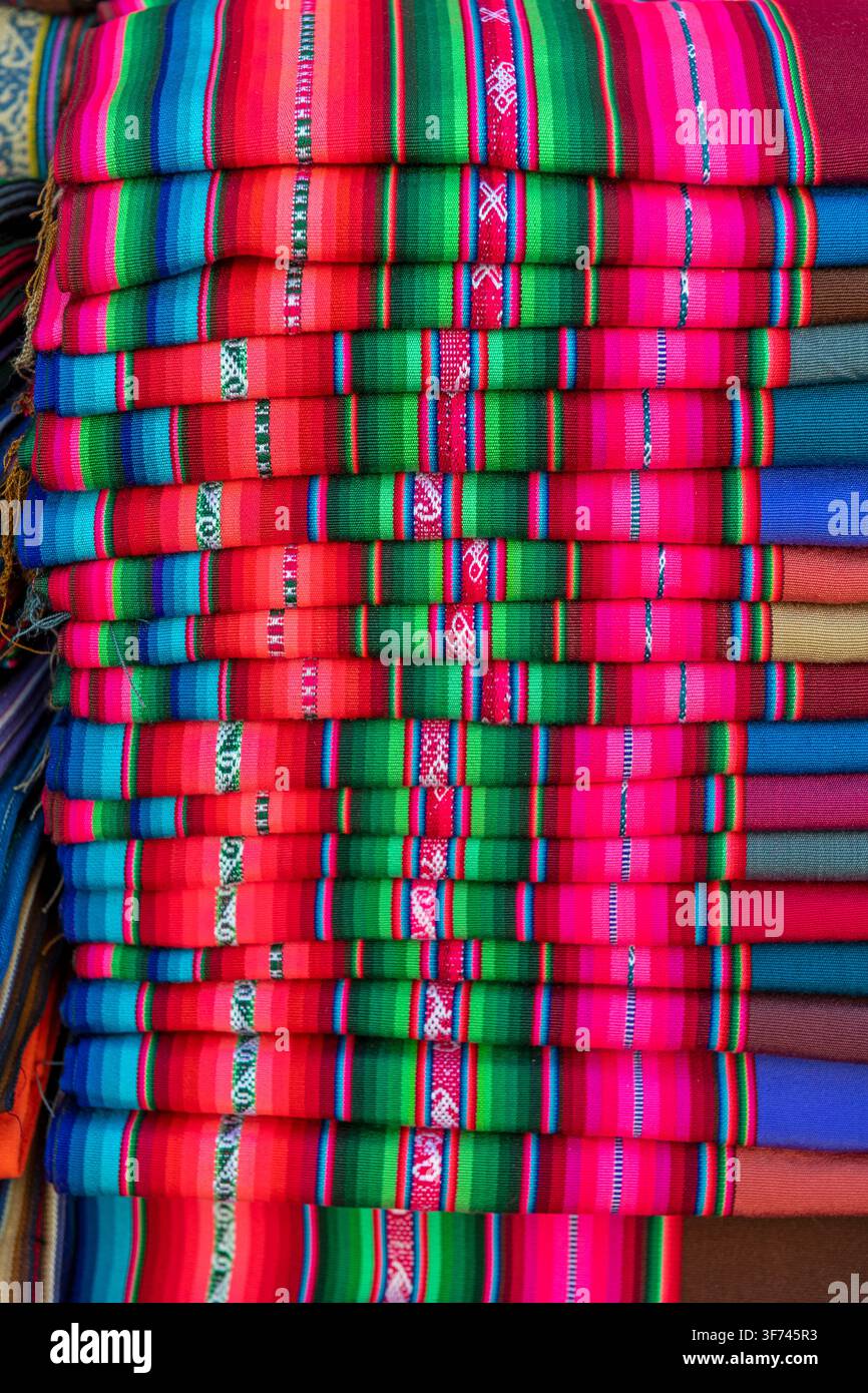 Vertikale Textilstapeln auf dem Markt von Tarabuco, Sucre, Bolivien. Stockfoto