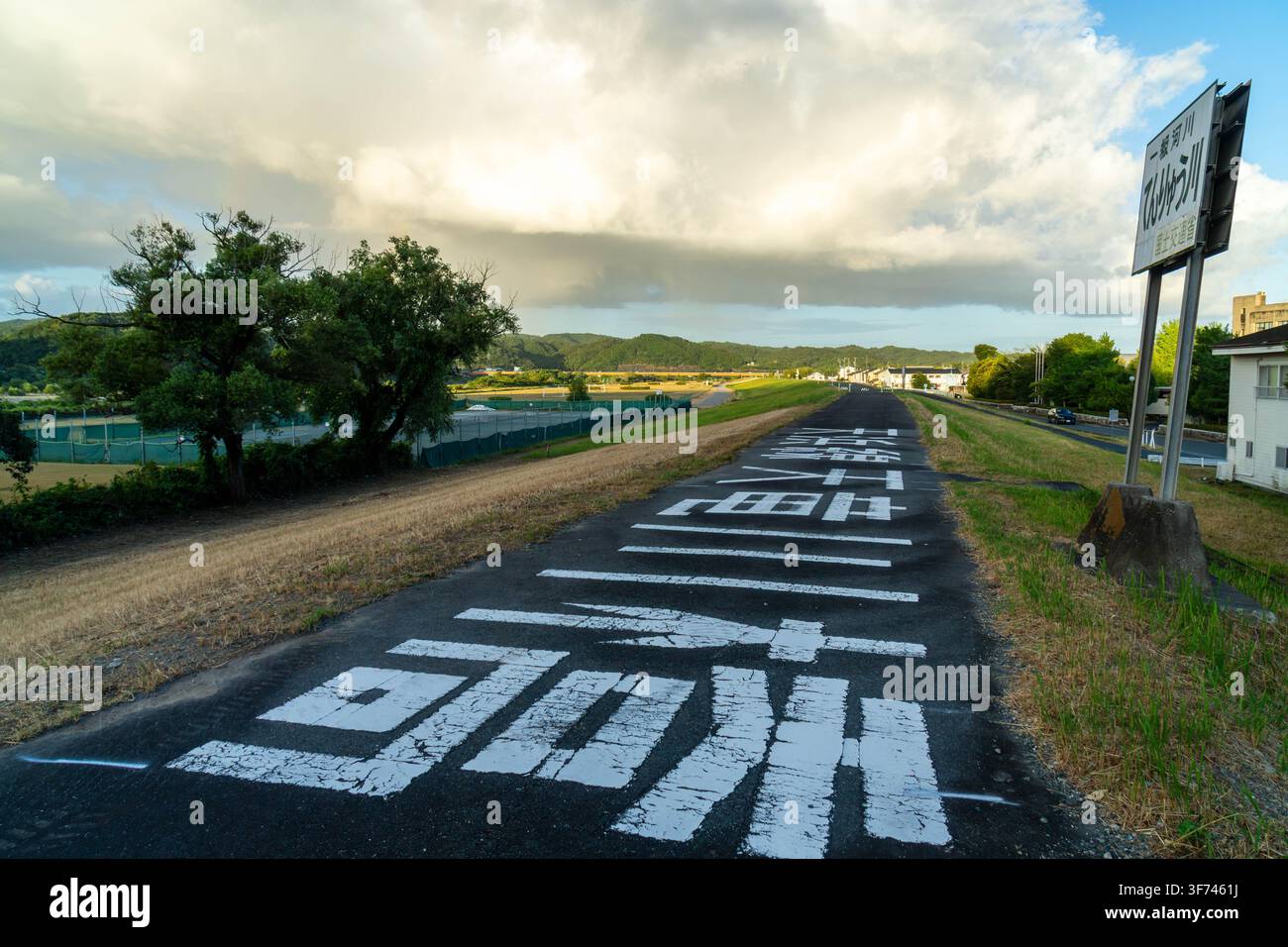 Straßenmarkierung mit der Aufschrift Tenryugawa-Brücke neben der Tenryu Hamanako Eisenbahnbrücke in Futamatacho, Hamamatsu, Shizuoka, Japan, am 7. August 2026. Stockfoto