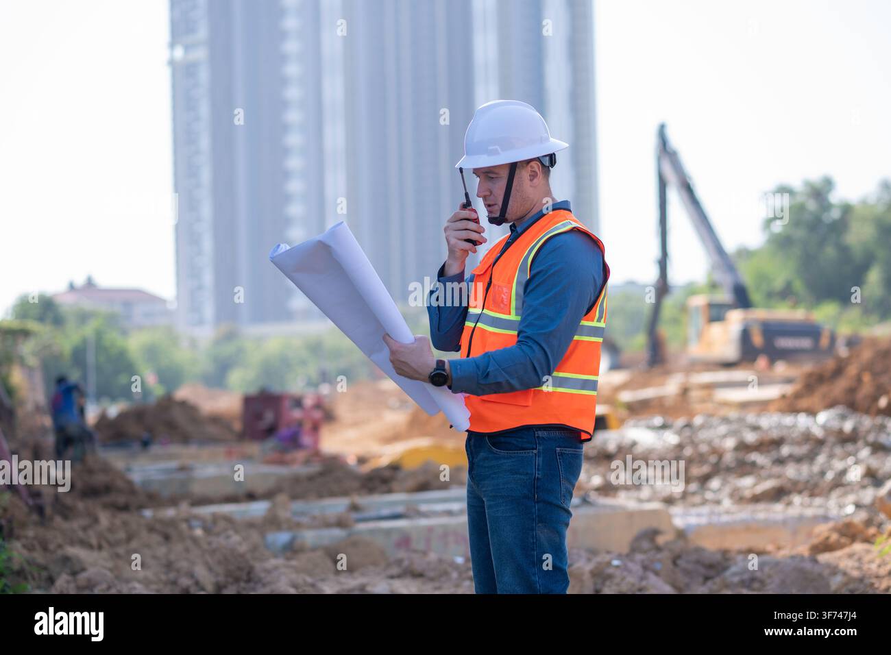 Bauleiter oder Ingenieur arbeitet auf einer Rohrbaustelle zur Inspektion von Baudetails mit schweren Maschinen Stockfoto