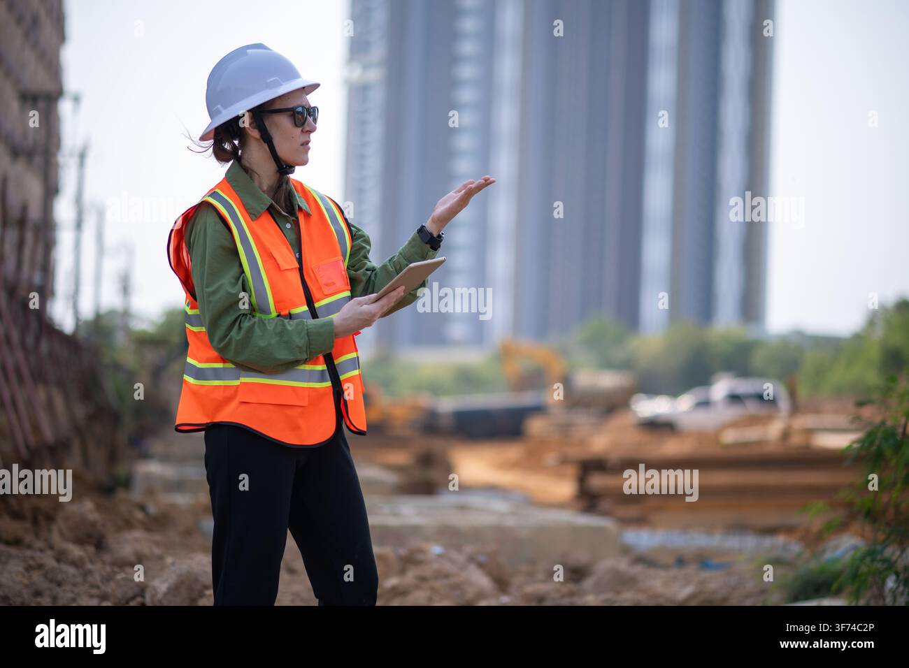 Bauleiter oder Ingenieur arbeitet auf einer Rohrbaustelle zur Inspektion von Baudetails mit schweren Maschinen Stockfoto