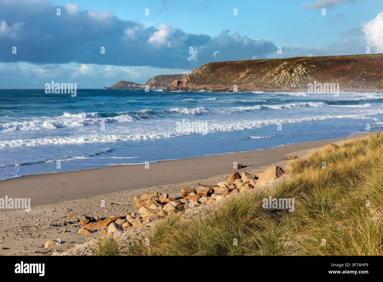 Sennen; Strand; Blick auf Cape Cornwall; Cornwall; Großbritannien Stockfoto