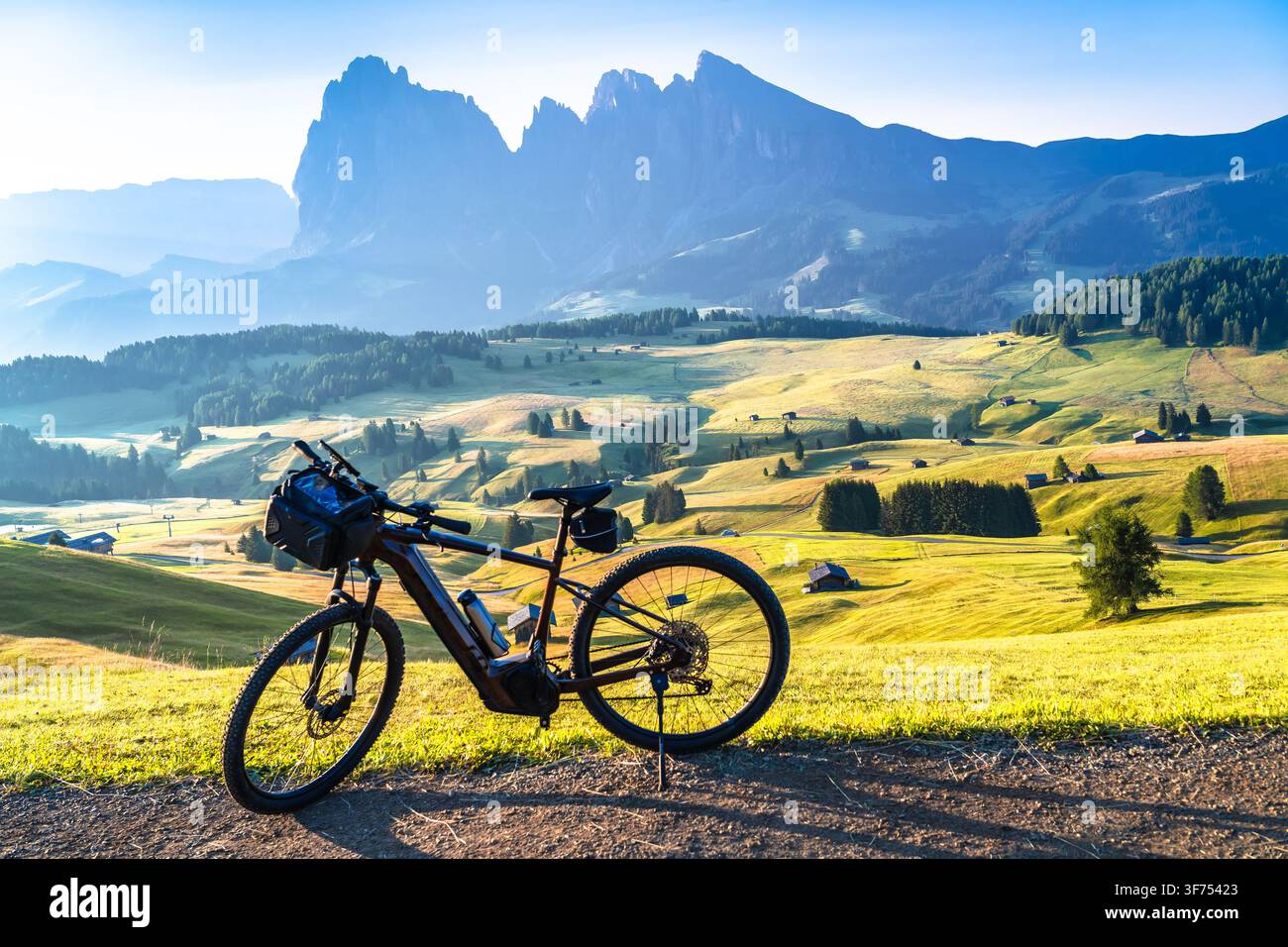 E-Bike auf einem Almweg der Seiser Alm. Alpe di Siusi. Dolomitenregion in Italien Stockfoto