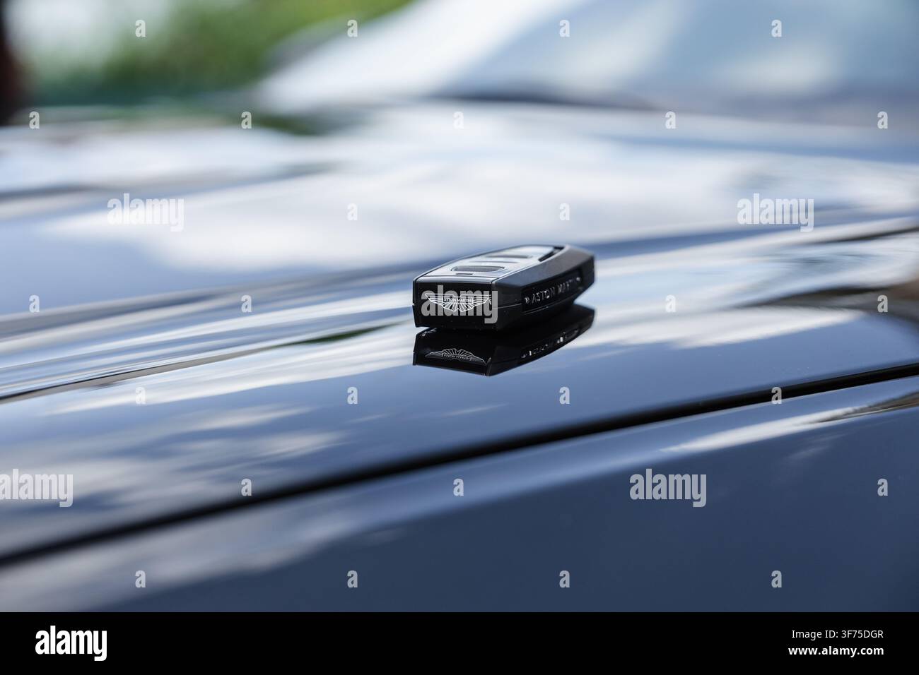 Ljubljana, Slowenien - 25. Juni 2026: Der Schlüssel und der Schlüsselanhänger des Aston Martin werden auf einer glänzenden Fahrzeugoberfläche in einem Autohaus ausgestellt. Stockfoto