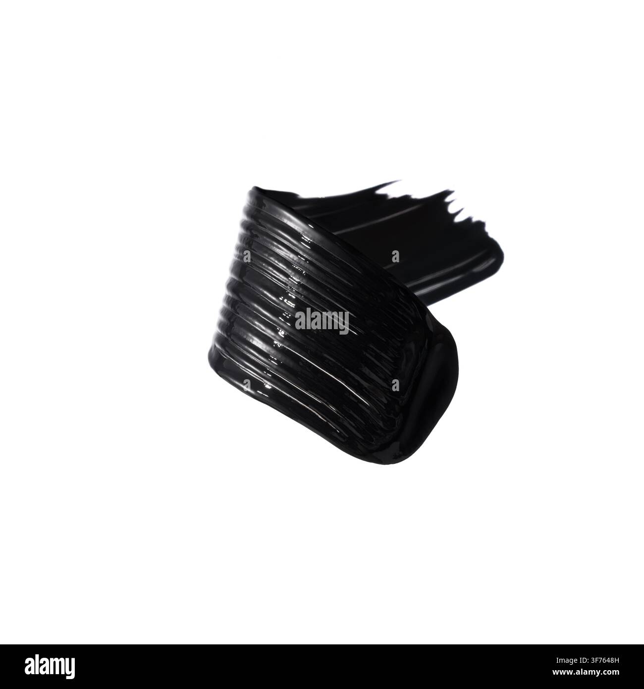 Schwarzer Mascaraabstrich, schwarze Acrylfarbe, Pinselstrich, Make-up-Kosmetiktextur Stockfoto