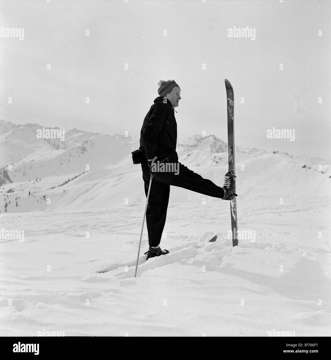 Ein Skifahrer in den tief verschneiten Bergen, vermutlich bei Kitzbühel in Österreich, circa 1954. Scan vom Negativ. Stockfoto
