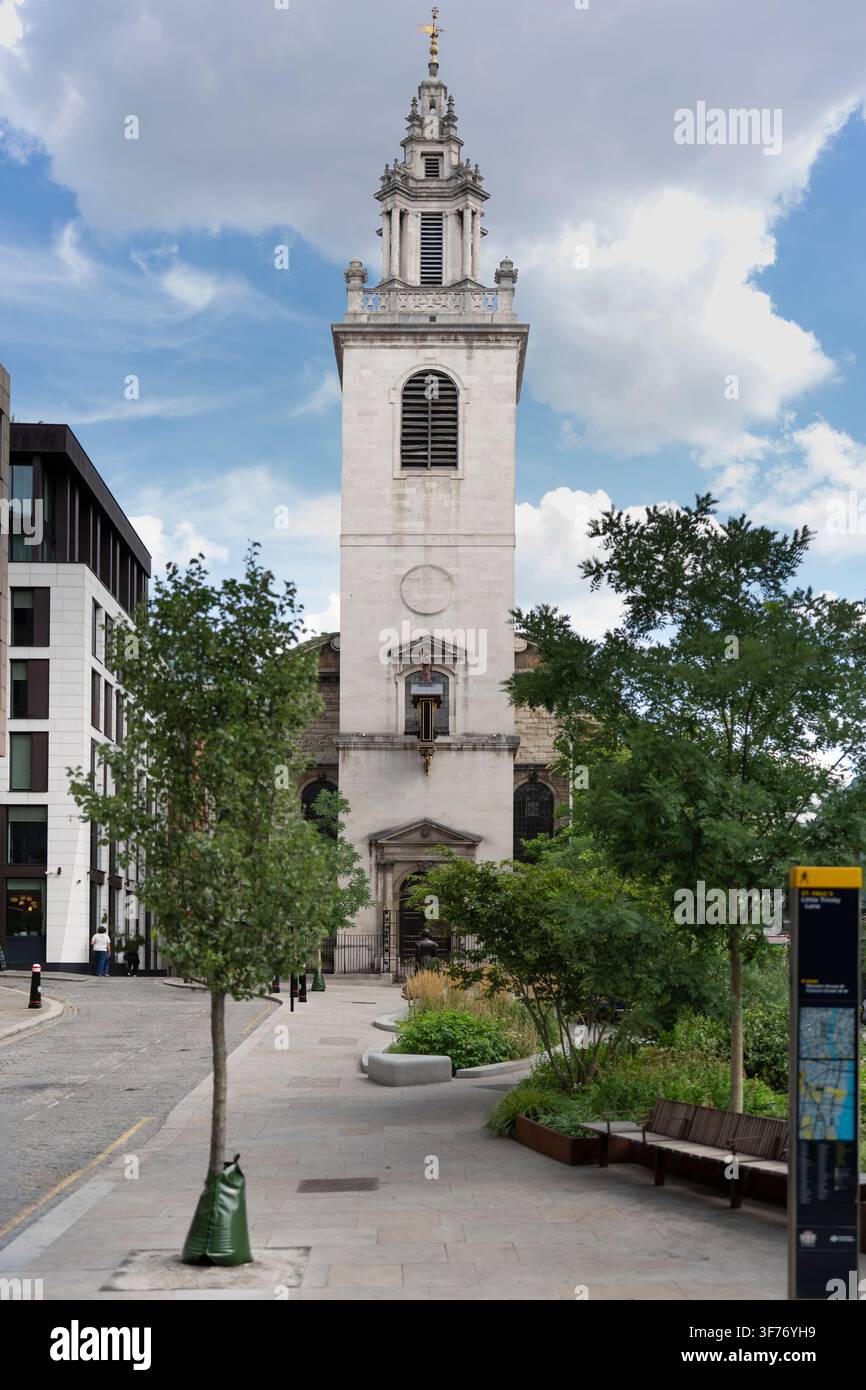 Die historische St. James Garlickhythe-Kirche erhebt sich über der Little Trinity Lane in London und ist als ikonisches Denkmal des Grades I erhalten. Stockfoto