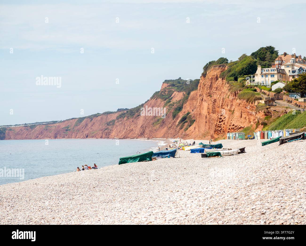 Steinobersicht-Klippenhäuser aus triassischem rotem Sandstein, Budleigh Salterton, Devon, England, UK Stockfoto