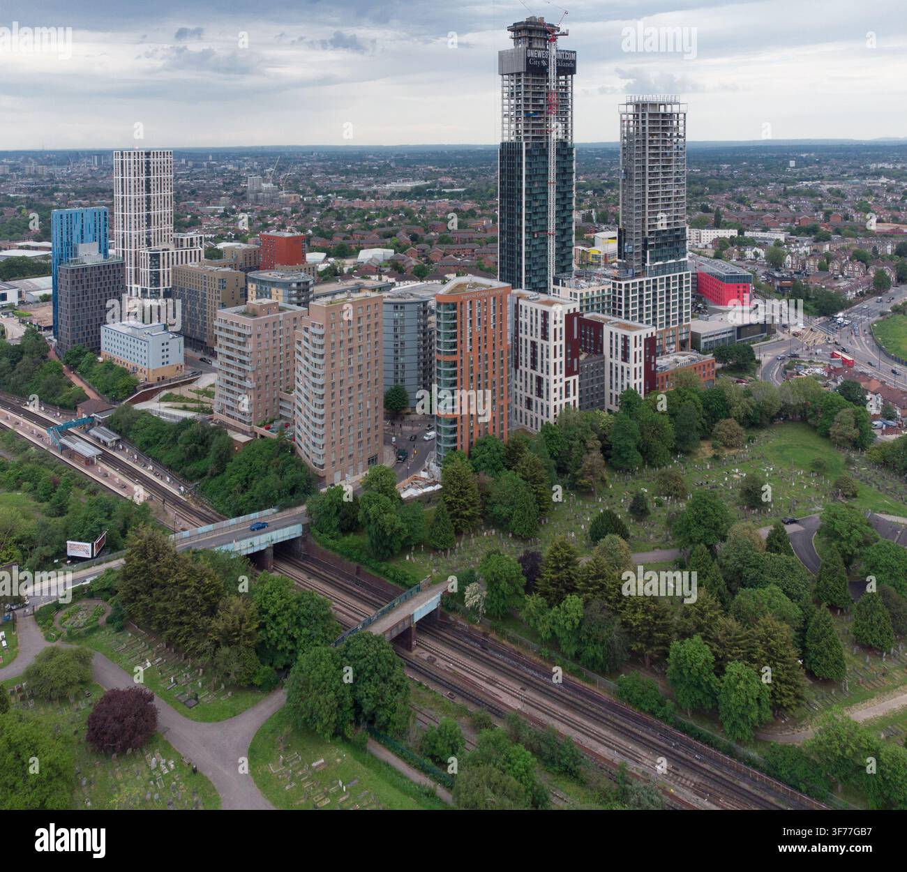 Der Bau von One West Point und Wohntürmen in North Acton, London, unterstreicht die rasche städtische Erneuerung des Gebiets. Stockfoto