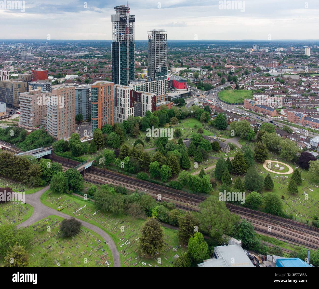 Der historische Acton-Friedhof liegt im Schatten neuer Hochhaustürme wie One West Point und zeigt die rasche urbane Expansion von North Acton. Stockfoto