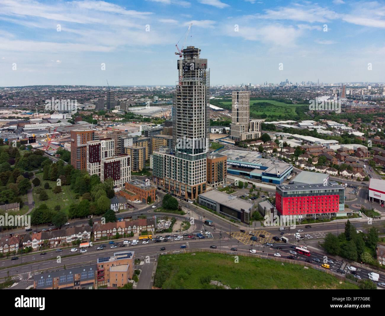 Der Bau des One West Point-Turms in North Acton, London, geht weiter und schafft neue Wohnräume im Park Royal-Gebiet. Stockfoto