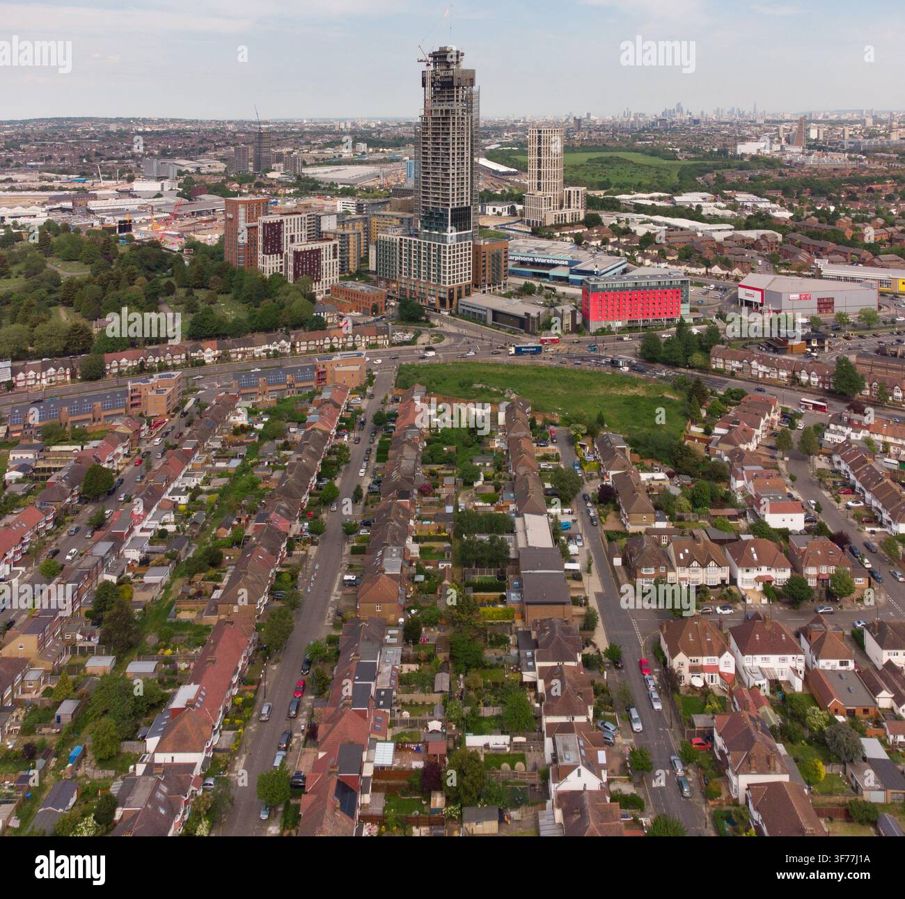Ein West-Point-Turm im Bau in North Acton, London, der ein bedeutendes Wohngewerbe-Wachstum im Park-Royal-Gebiet markiert. Stockfoto