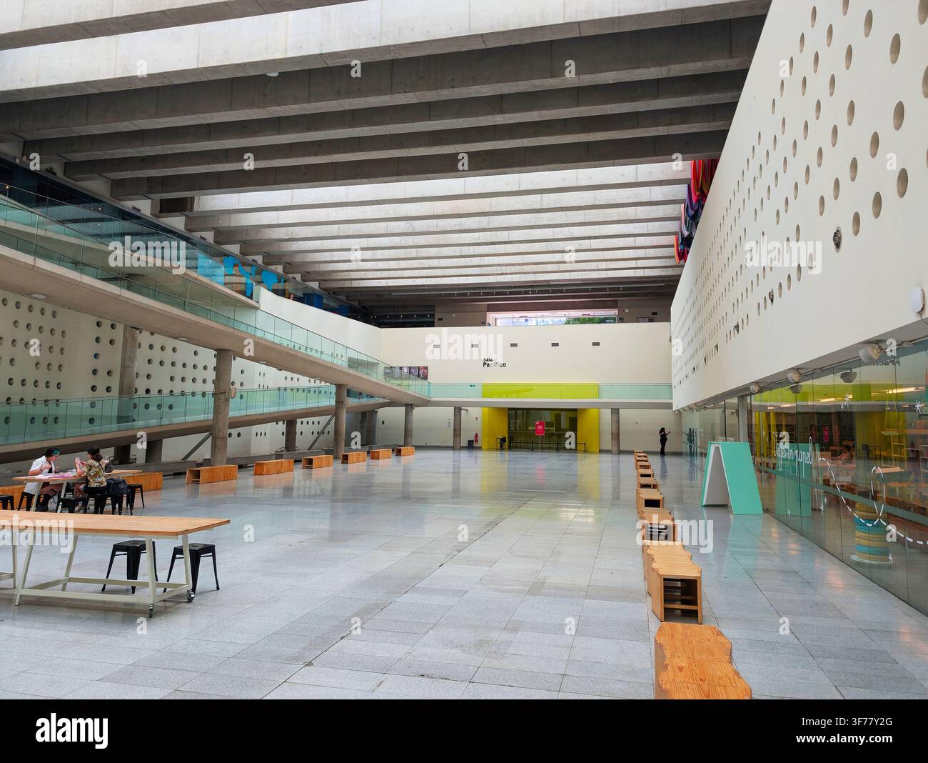 SANTIAGO, CHILE - 03. DEZEMBER 2025: Innenraum des Centro Cultural La Moneda in Santiago, Chile. Stockfoto