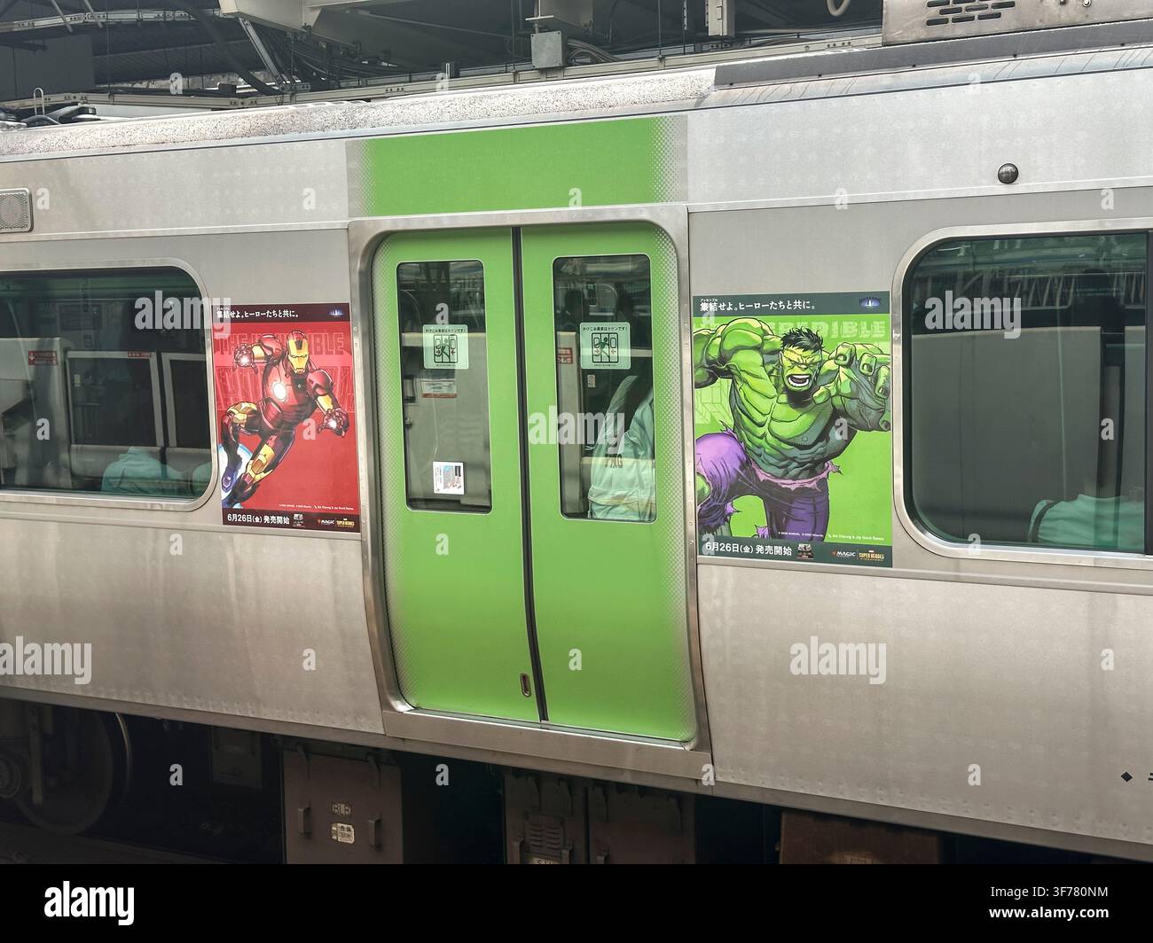 SUPERHELDEN IN DER TOKYO U-BAHN Stockfoto